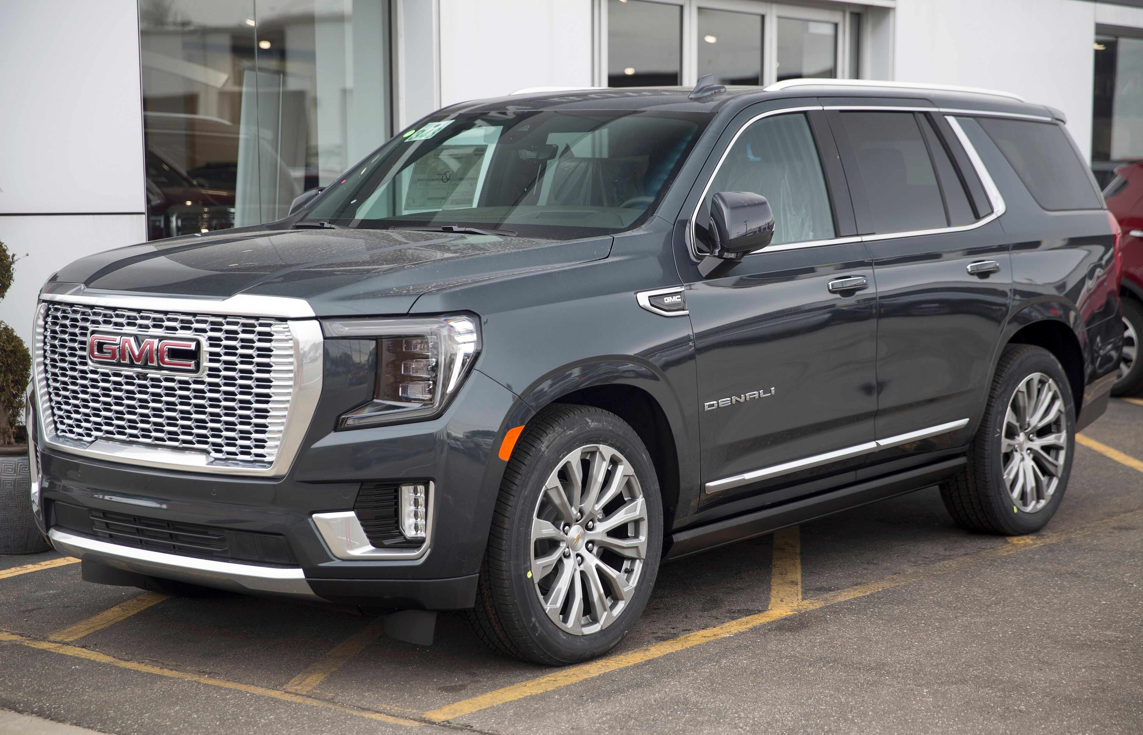 2021 GMC Yukon Denali full-size SUV in Hunter Metallic, front left view
