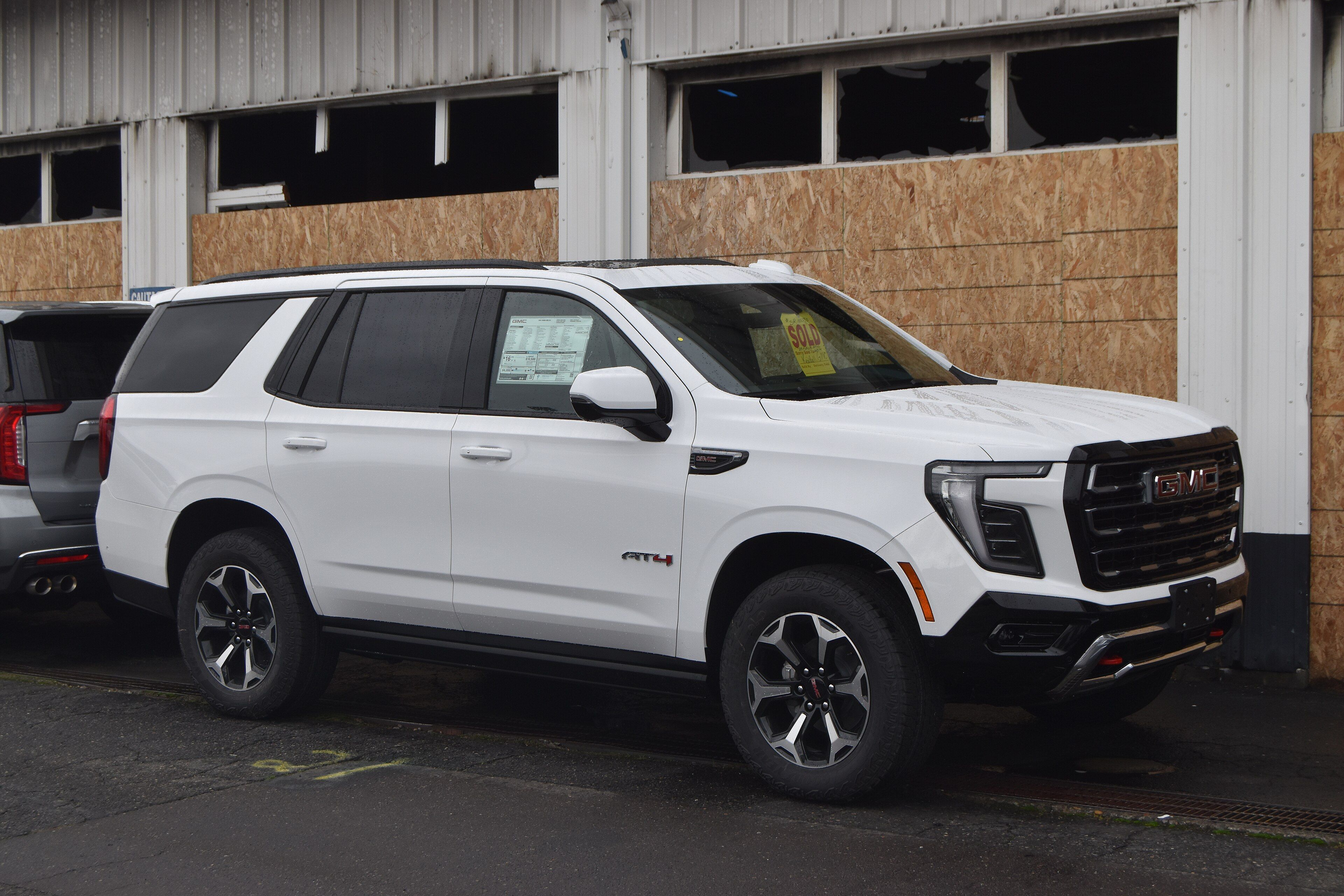 2025 GMC Yukon AT4 facelift full-size SUV, front three-quarter view