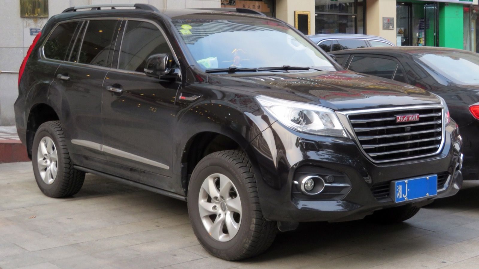 Black 2016 Great Wall Haval H9 full-size SUV, front three-quarter view