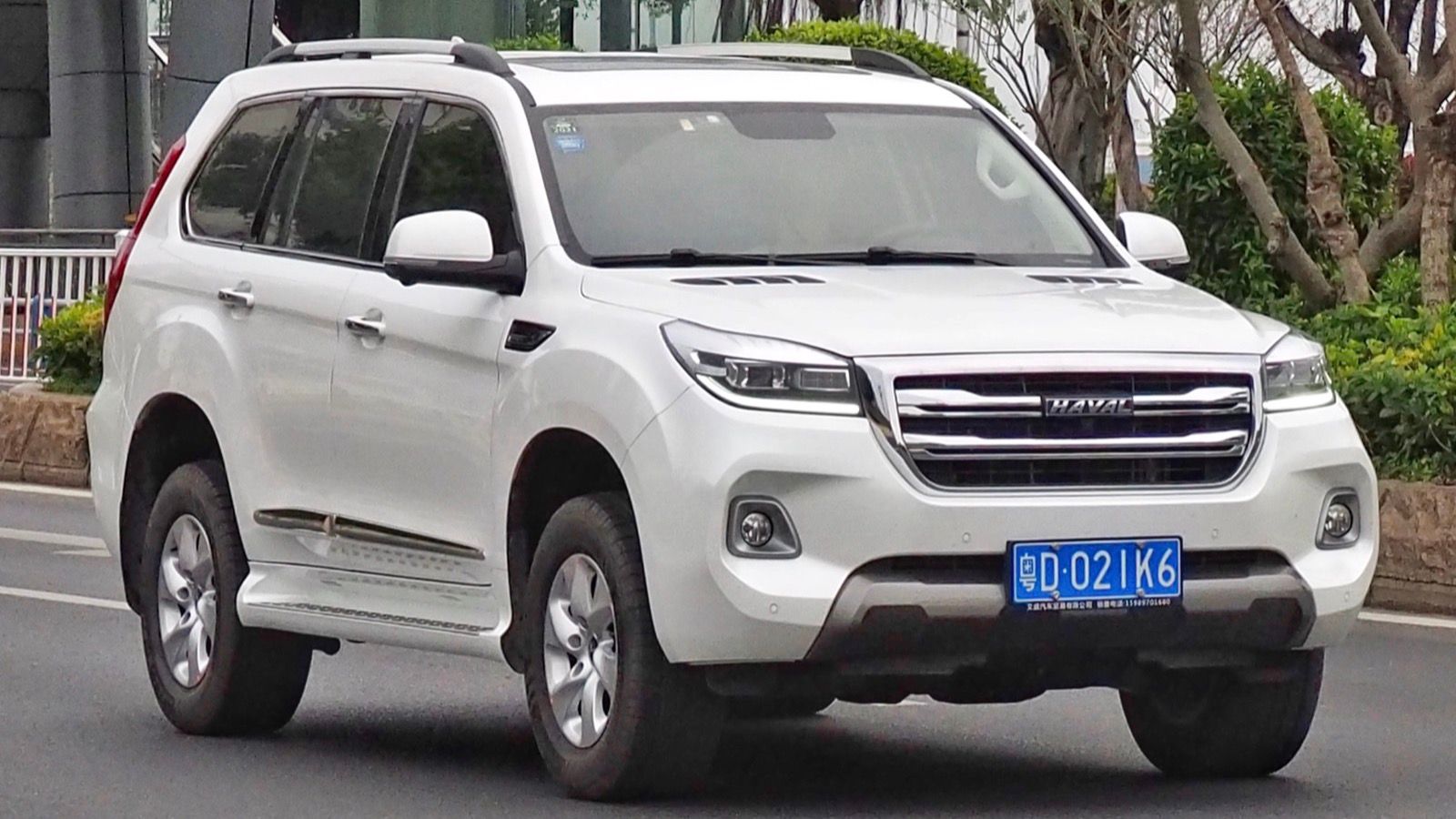 White 2019 Haval H9 facelift full-size SUV, front three-quarter view
