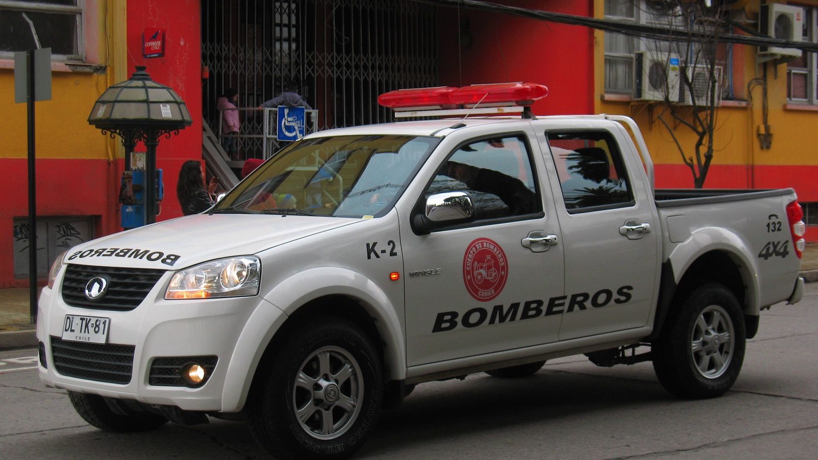 White 2013 Great Wall Wingle 5 crew-cab pickup in Chilean fire-service livery, front three-quarter view