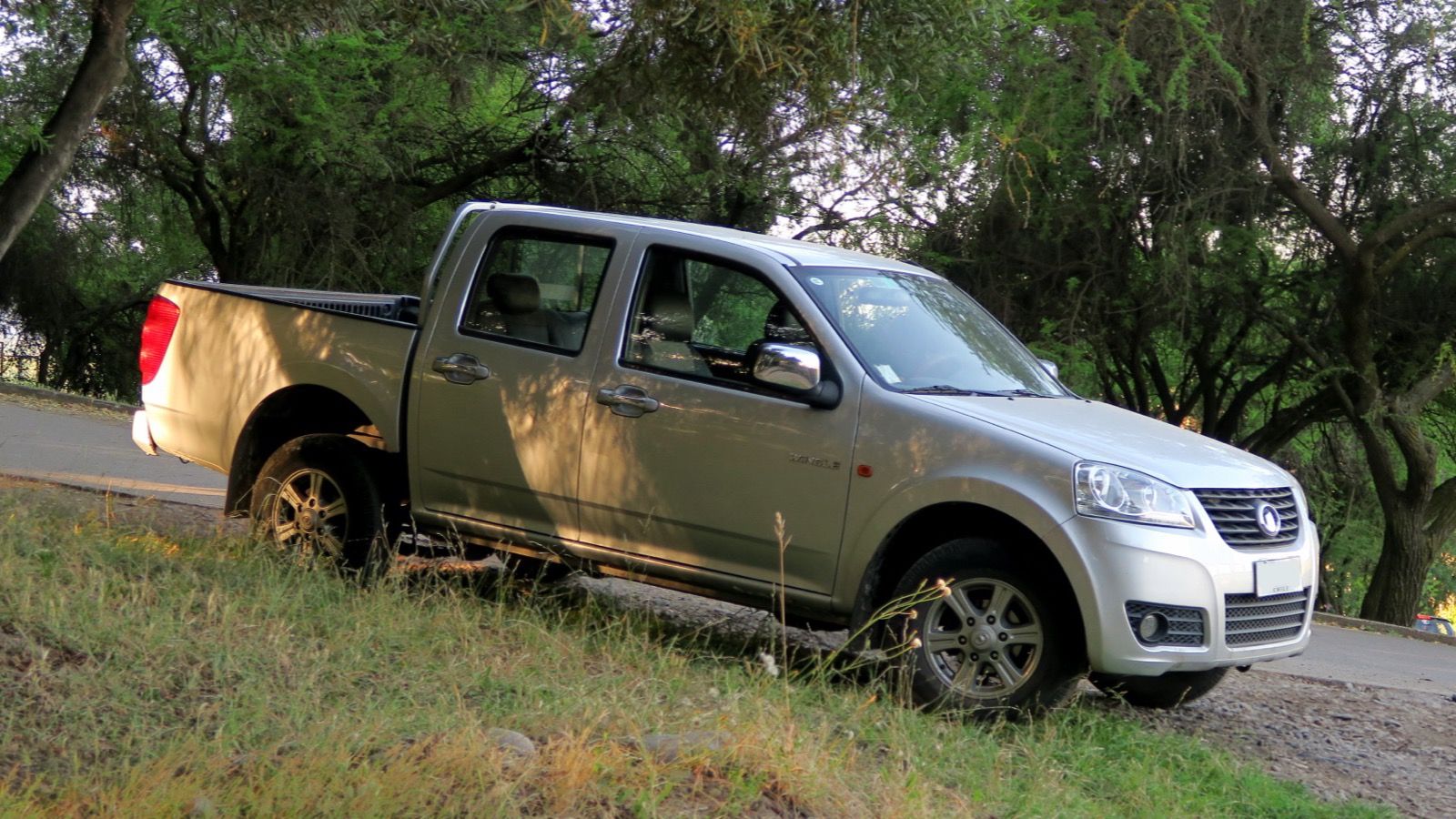 Silver 2014 Great Wall Wingle 5 double-cab pickup, side profile view