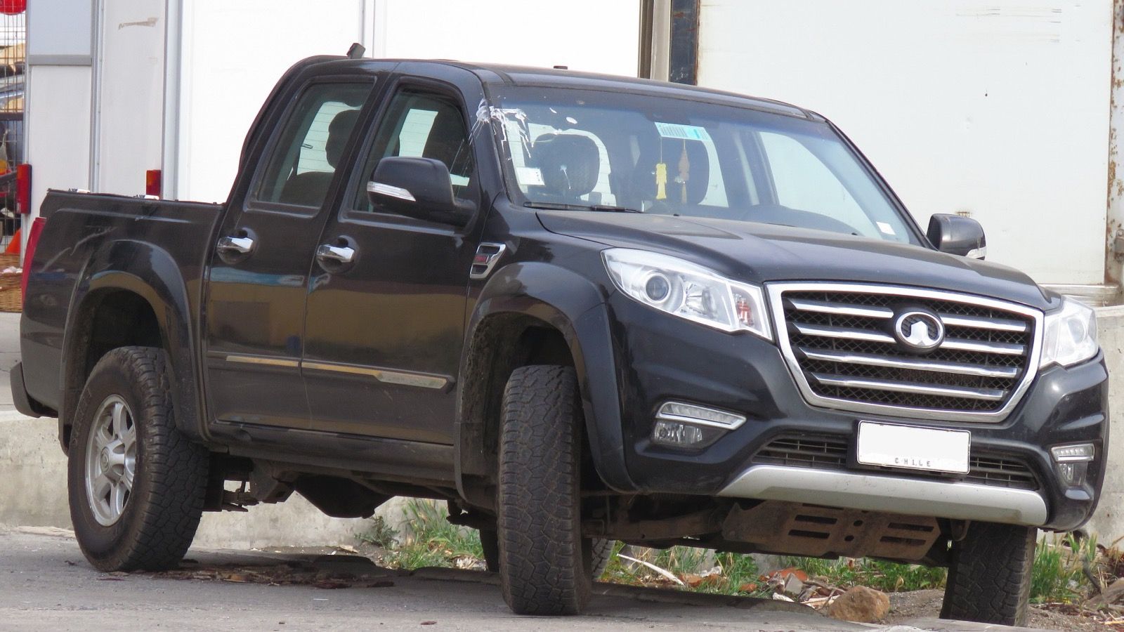 Black 2016 Great Wall Wingle 6 Elite double-cab pickup, front three-quarter view