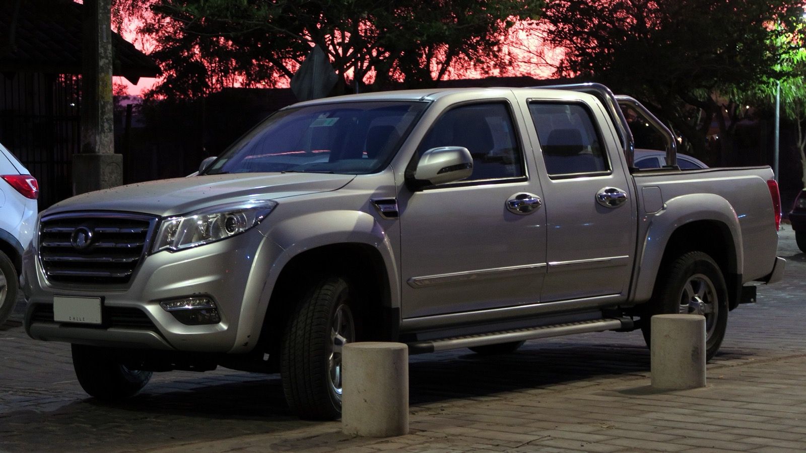 Silver 2019 Great Wall Wingle 6 Elite double-cab pickup, front three-quarter view