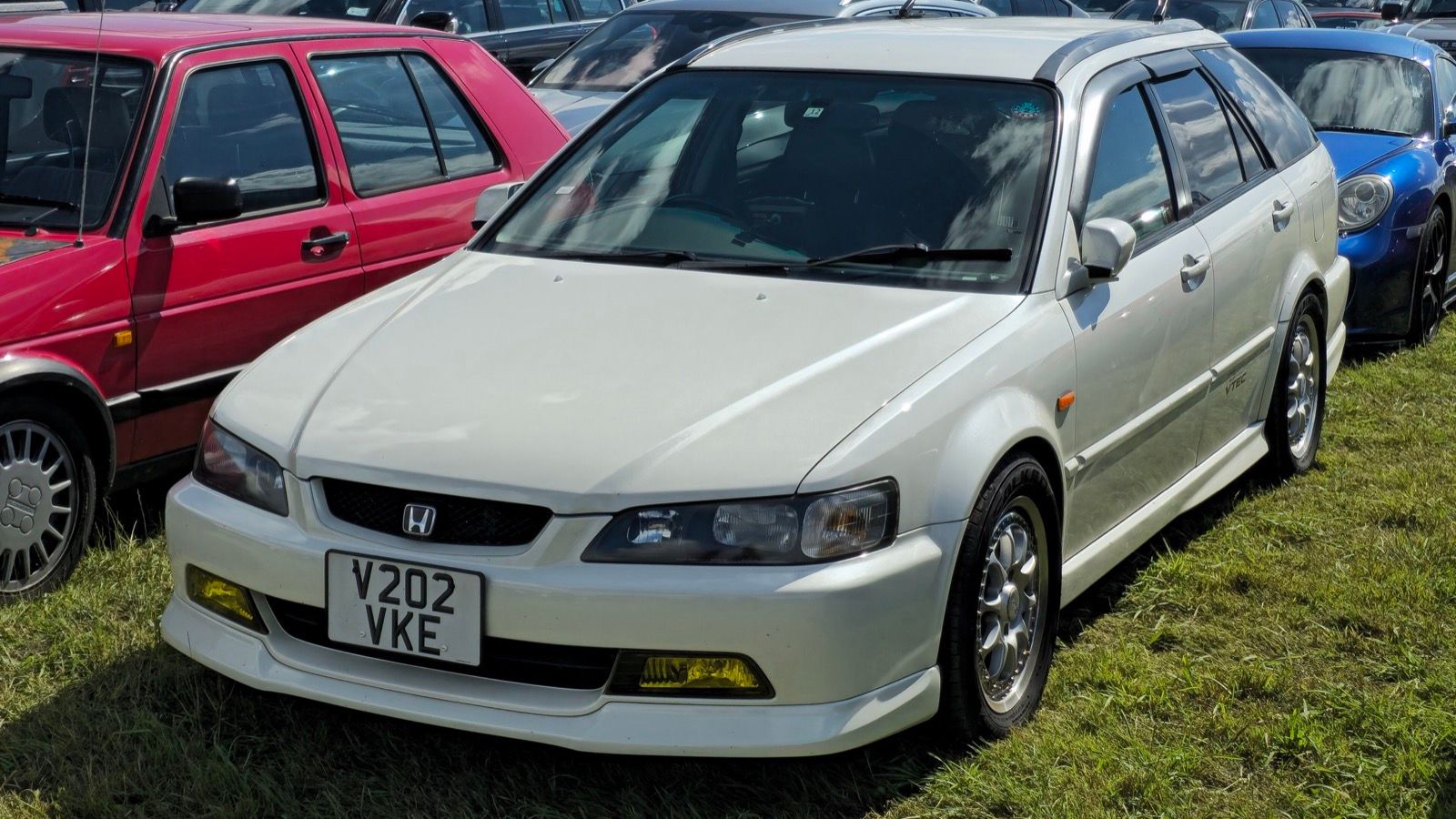 White 1999 Honda Accord estate, front three-quarter view