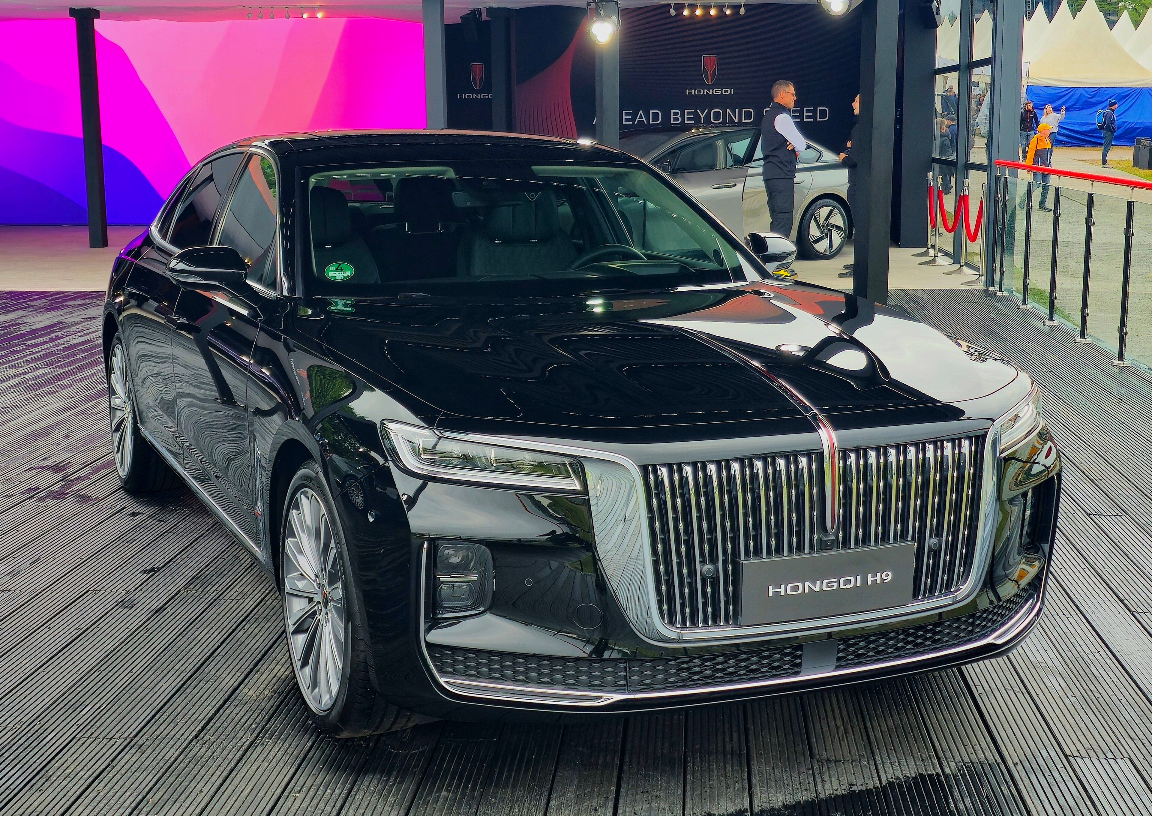 Black 2024 facelift Hongqi H9 sedan on display, front three-quarter view.