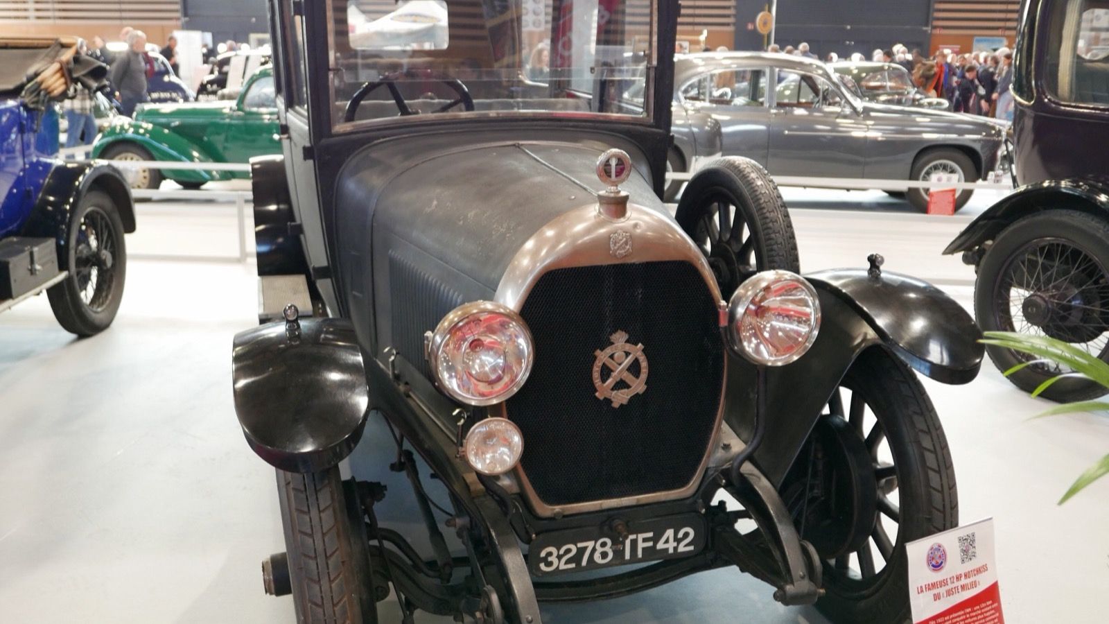 1923 Hotchkiss AM limousine on display at Époqu'auto, front view showing the crossed-cannons badge