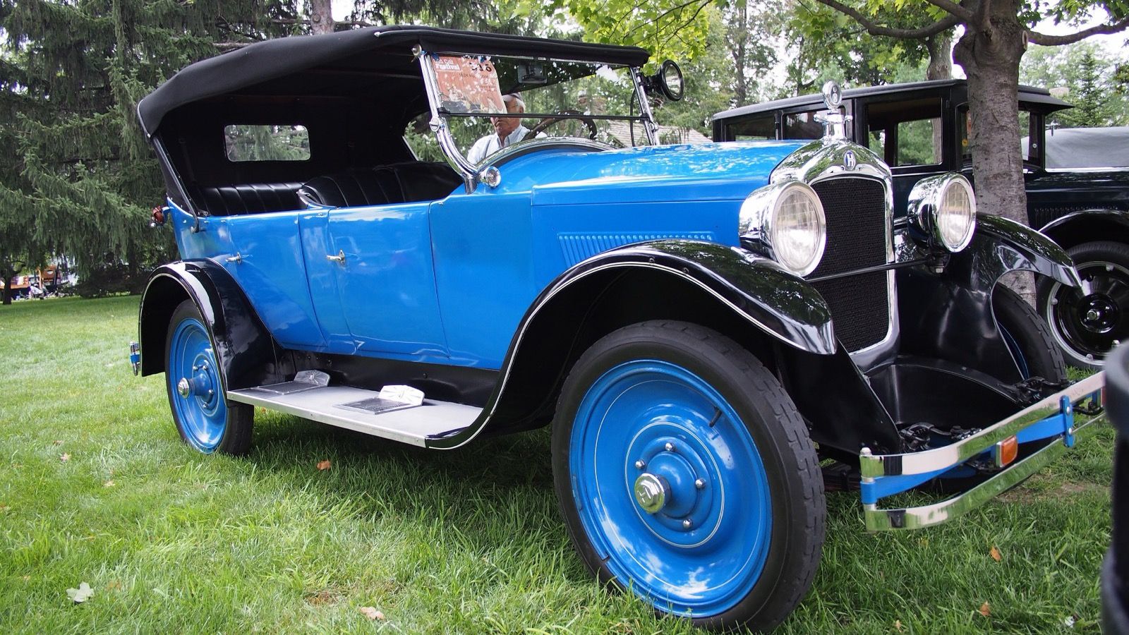 Blue Hupmobile Model R5 open touring car with black fenders on grass, front three-quarter view