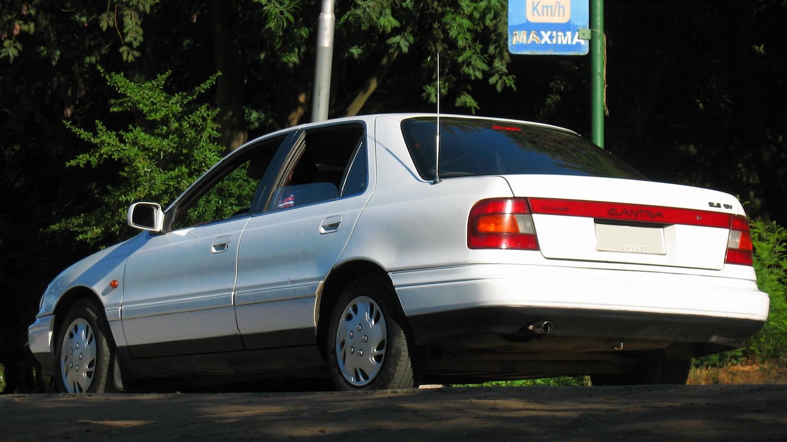 1992 Hyundai Elantra — 1.6 GLS sedan, front three-quarter view