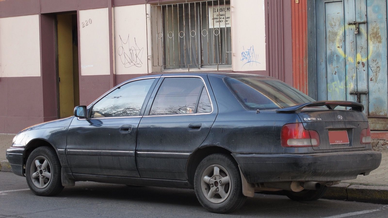 1994 Hyundai Elantra — 1.5 GLS sedan, front three-quarter view