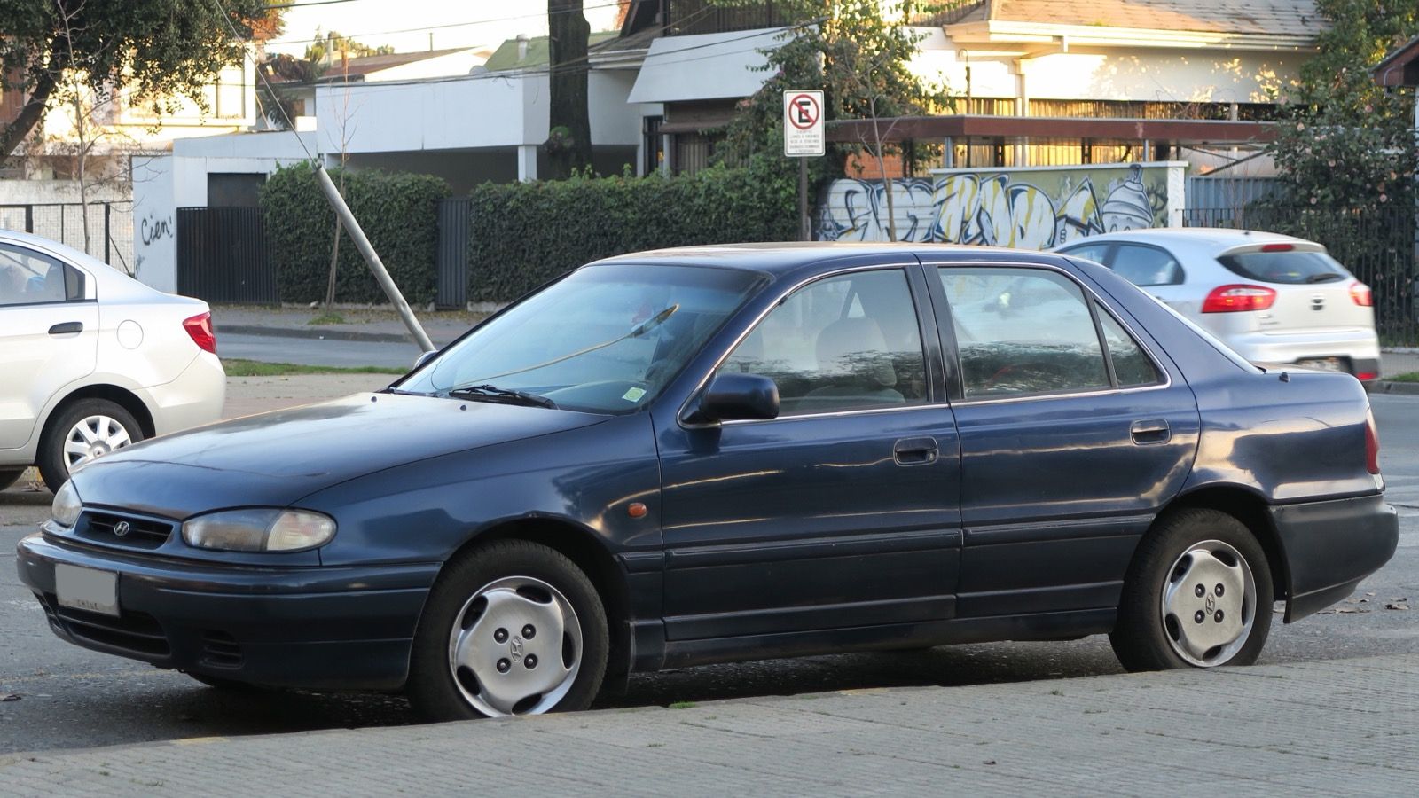 1995 Hyundai Elantra — 1.6 GLS sedan, front three-quarter view