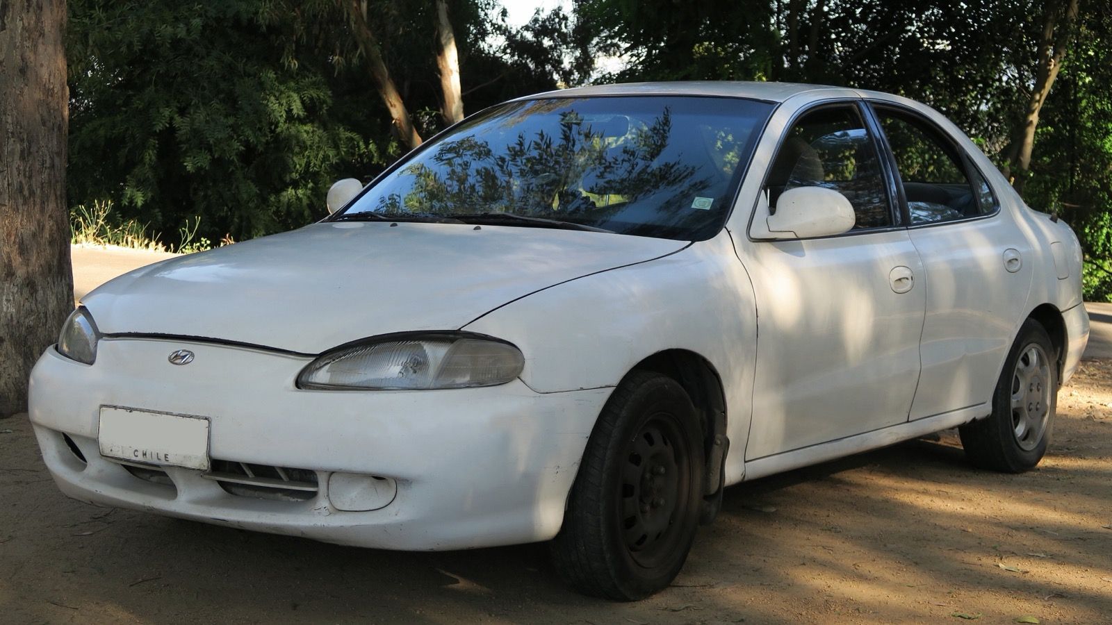 1996 Hyundai Elantra — 1.6 GLS sedan, front three-quarter view