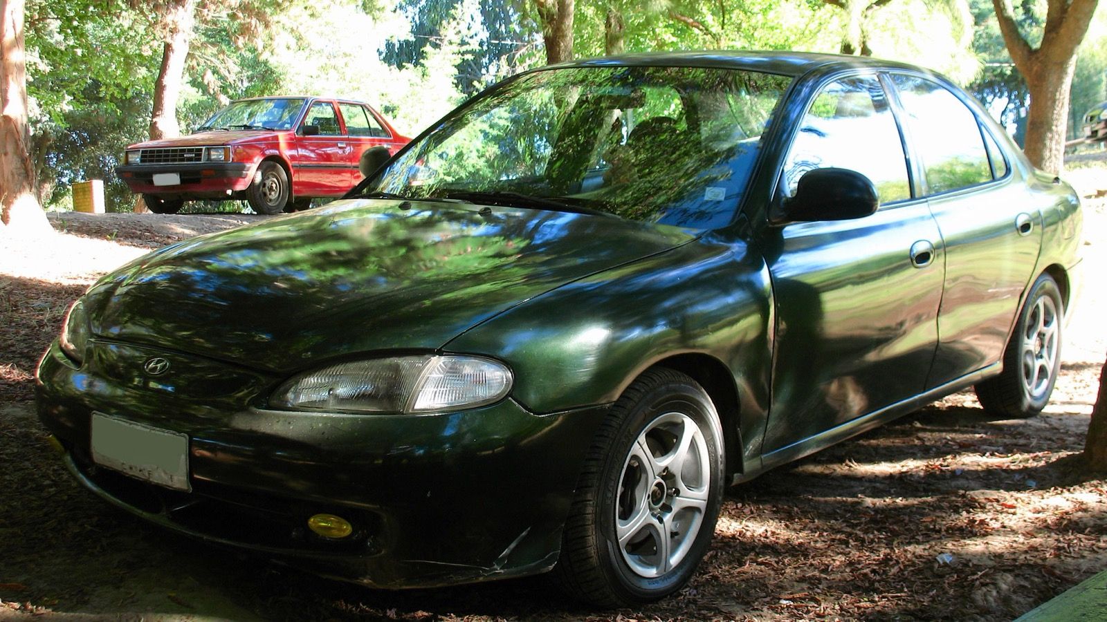 1997 Hyundai Elantra — 1.6 GL sedan, front three-quarter view