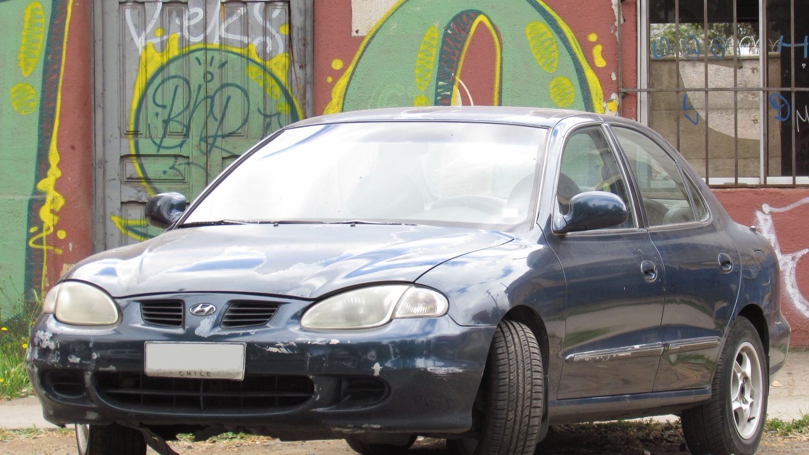 1999 Hyundai Elantra — 1.6 GLS sedan, front three-quarter view