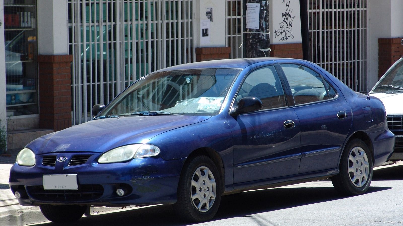 2000 Hyundai Elantra — 1.6 GL sedan, front three-quarter view
