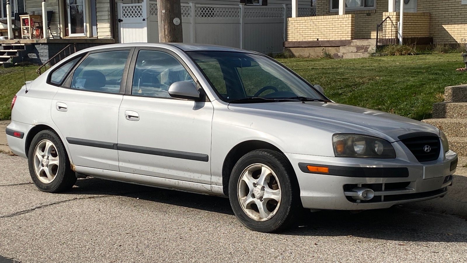 2005 Hyundai Elantra — GLS sedan, front three-quarter view