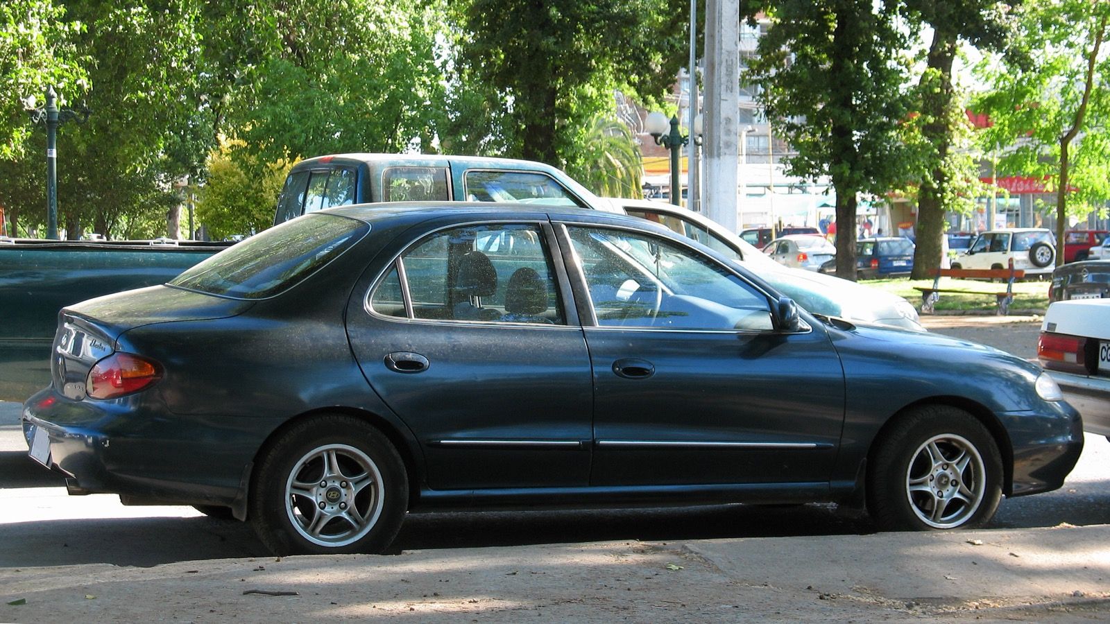 Second-generation Hyundai Elantra (J2/RD) — 1.6 GLS sedan, front three-quarter view