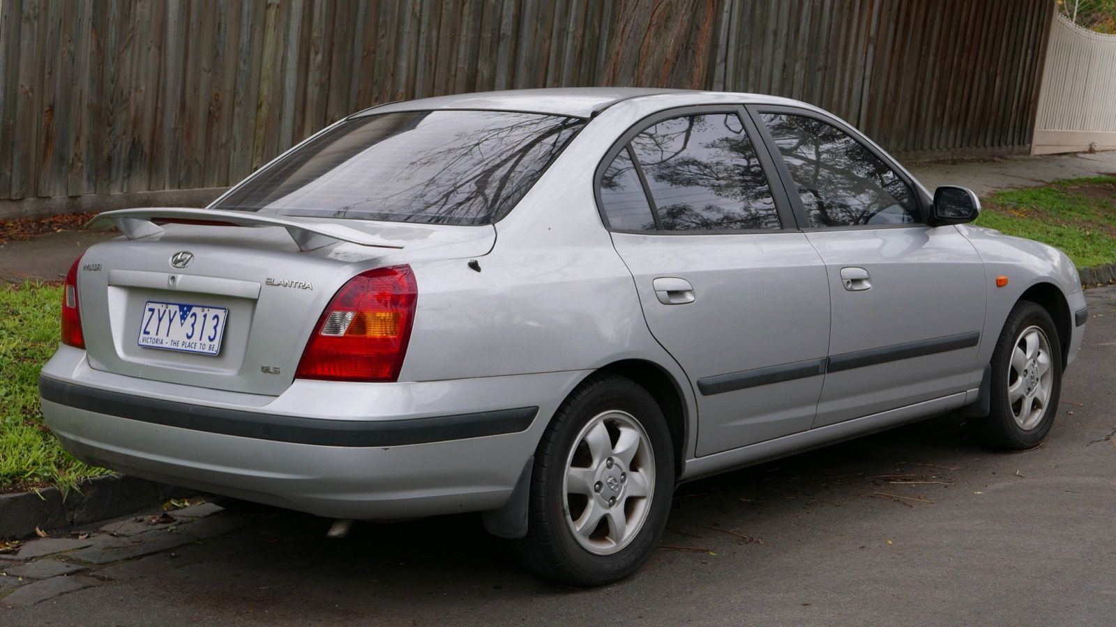 Third-generation Hyundai Elantra (XD) — GLS sedan, front three-quarter view