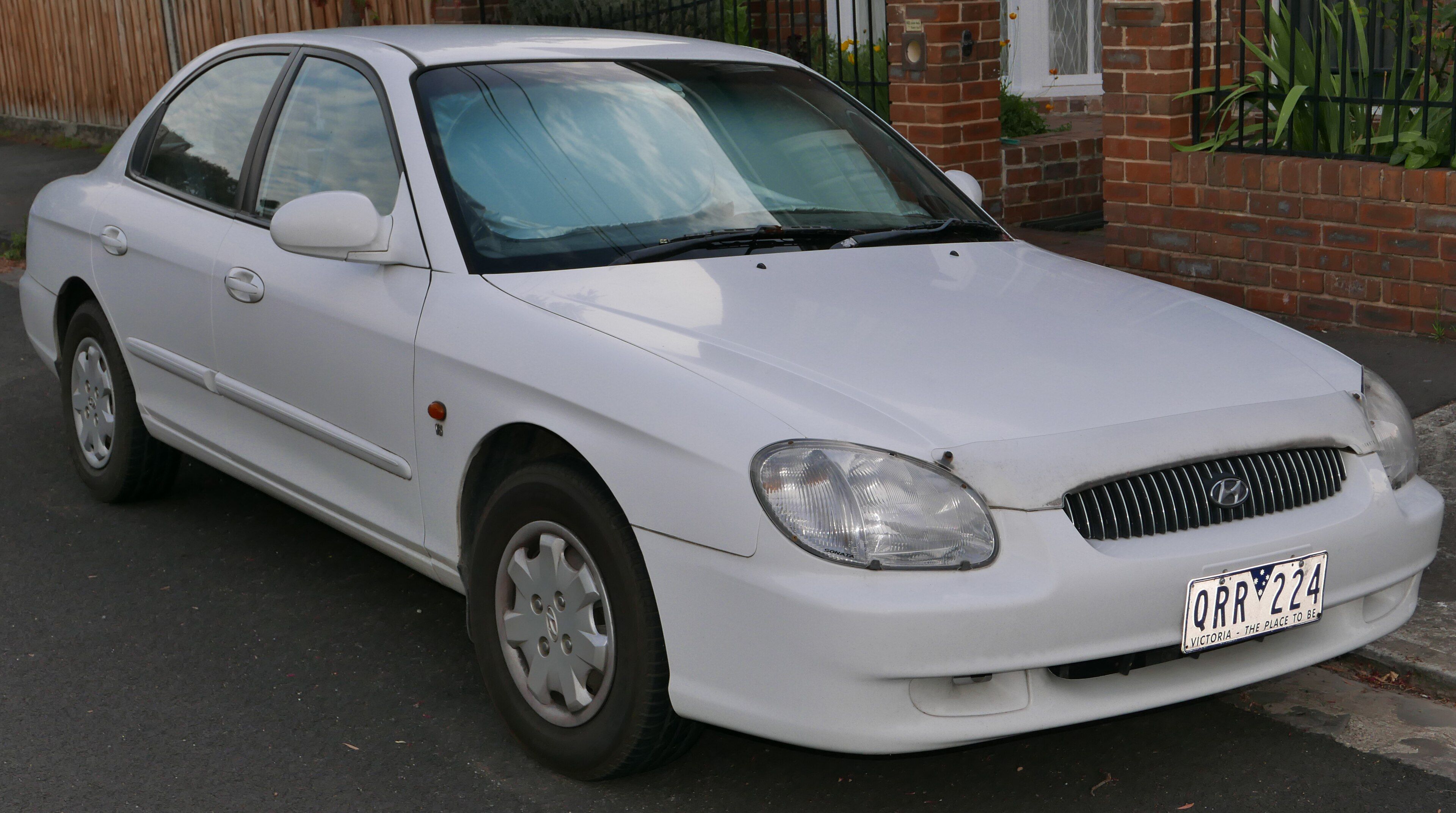 White Hyundai Sonata EF four-door sedan, front three-quarter view