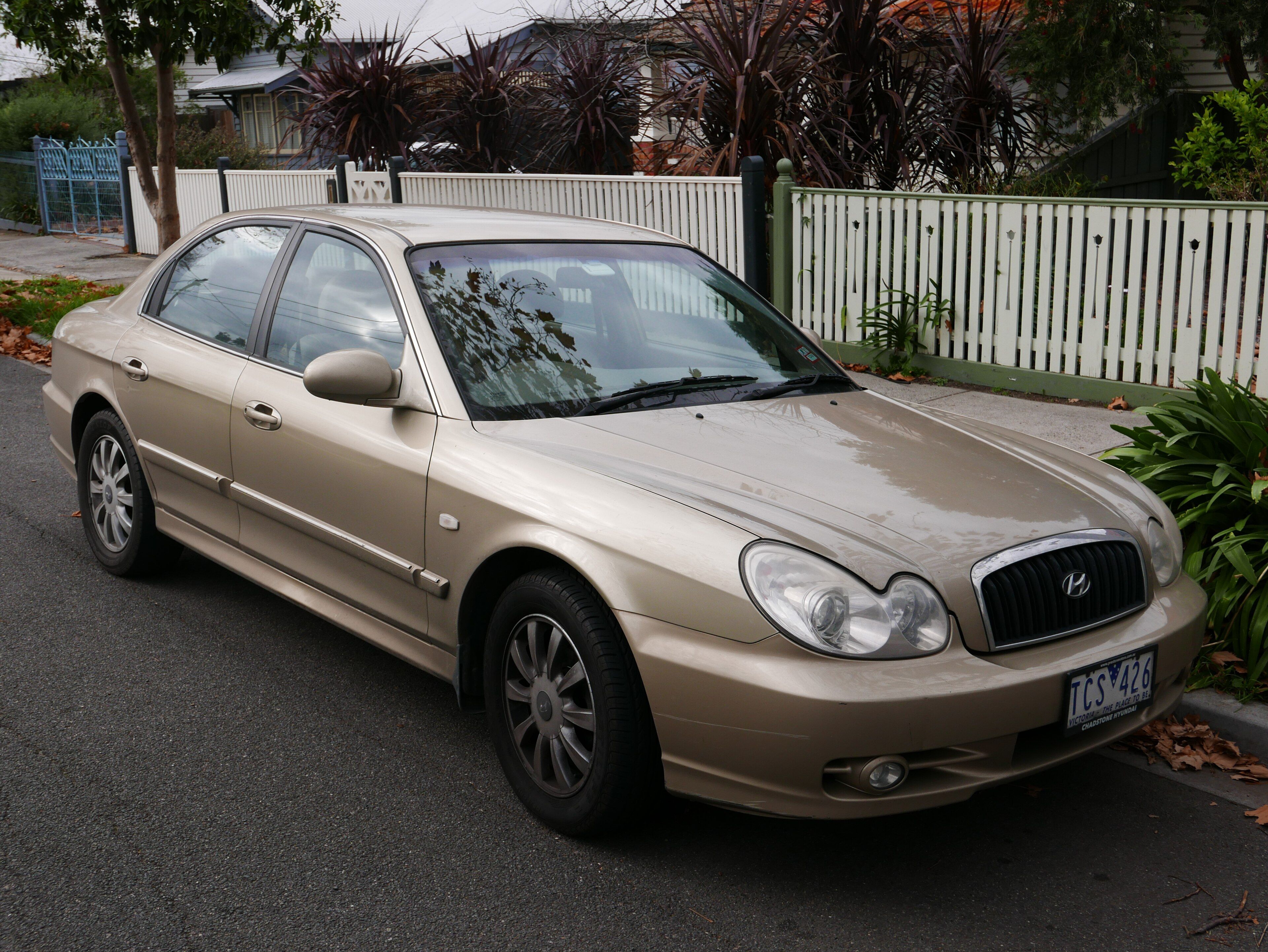 Gold 2004 Hyundai Sonata EF-B V6 sedan, front three-quarter view