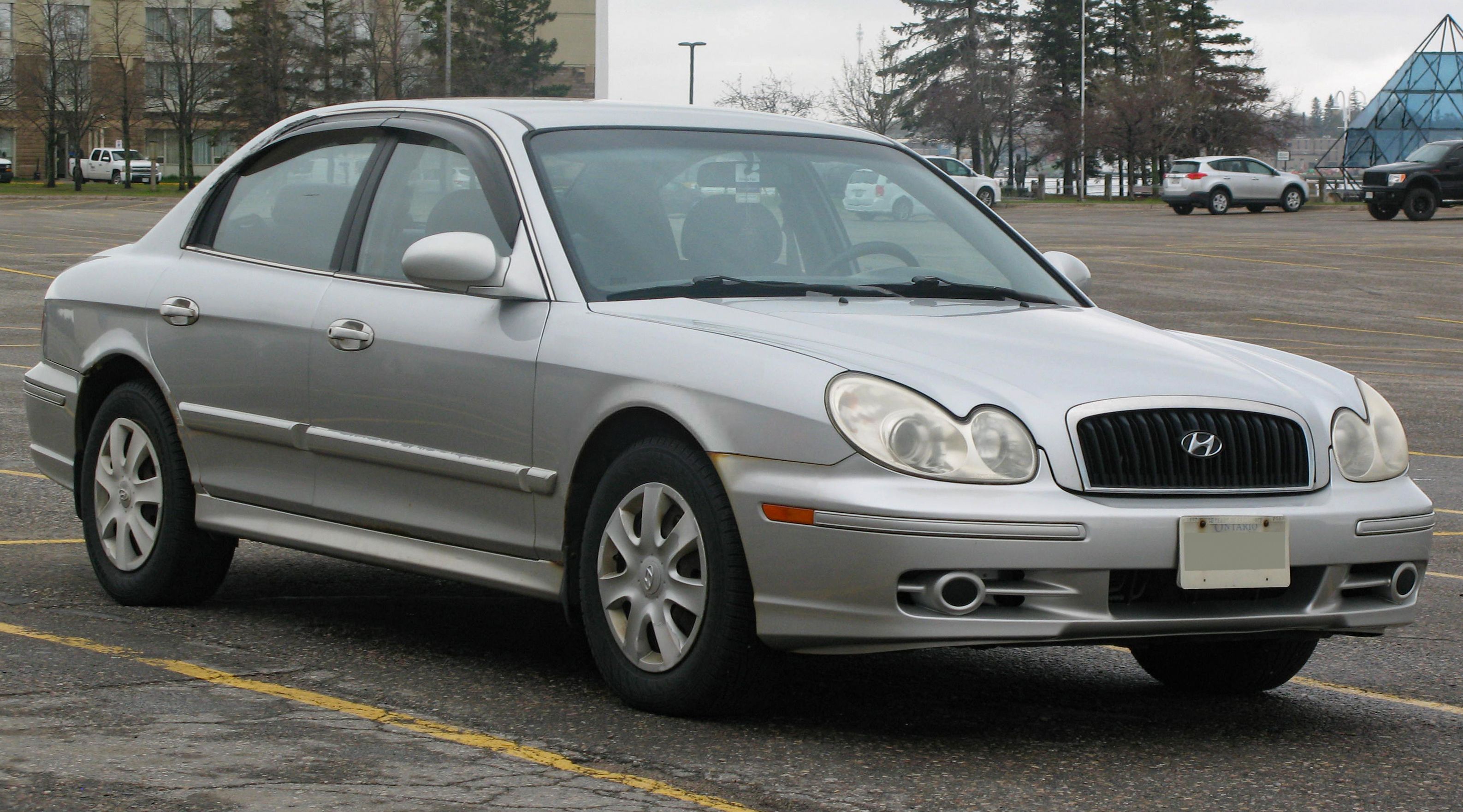 Silver 2005 Hyundai Sonata GL sedan, front three-quarter view
