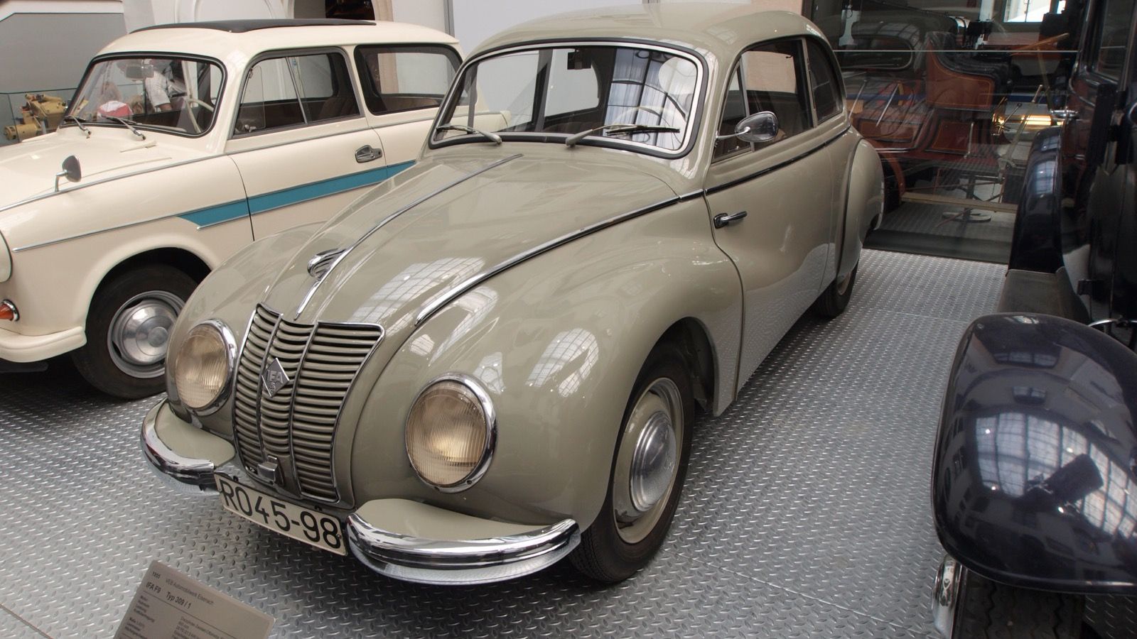 Front three-quarter view of a grey 1955 IFA F9 Typ 309-1 saloon in a museum display.