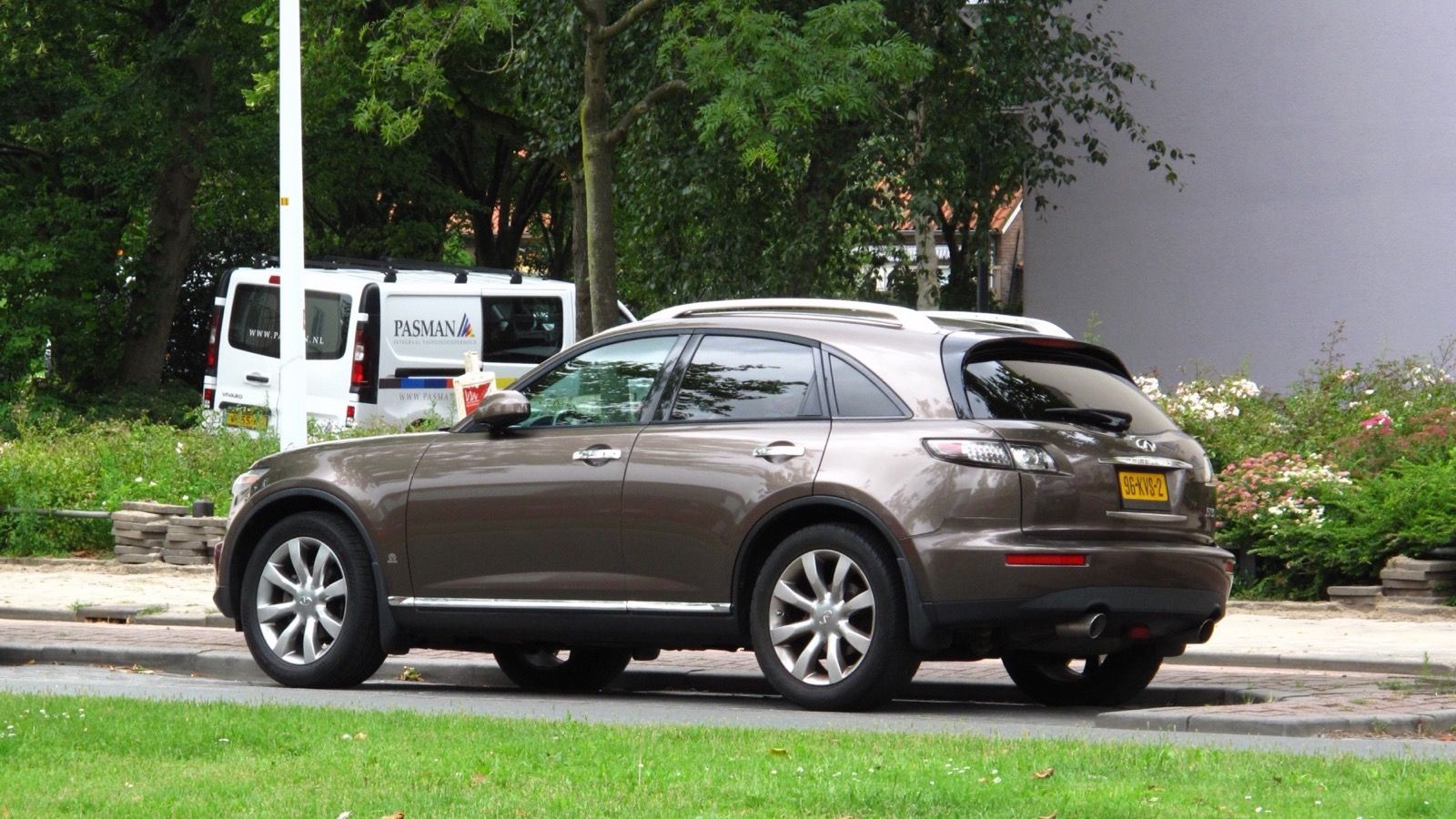 First-generation Infiniti FX35 (S50) sport crossover, front three-quarter view