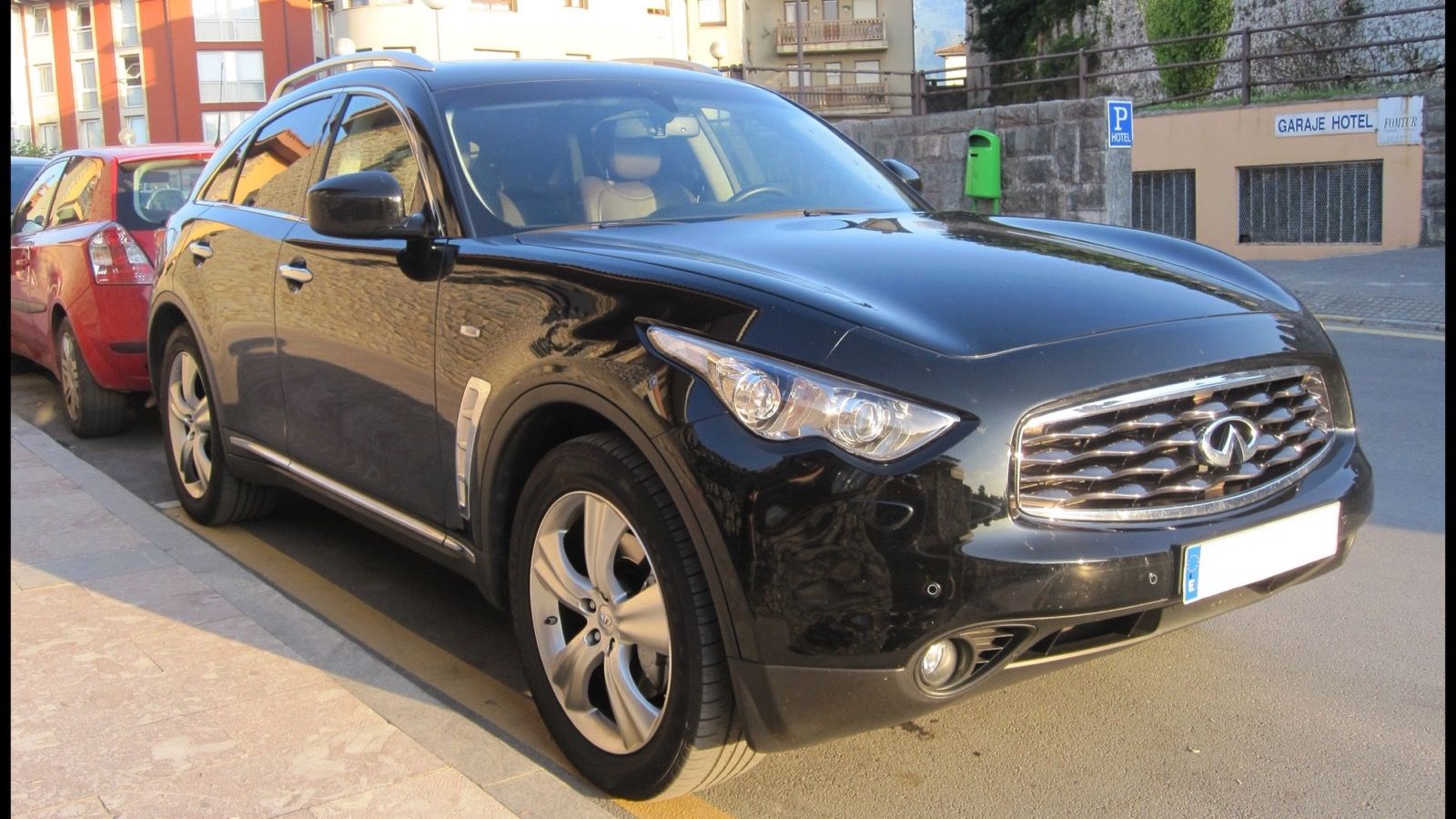 2009 Infiniti FX37 sport crossover, front three-quarter view