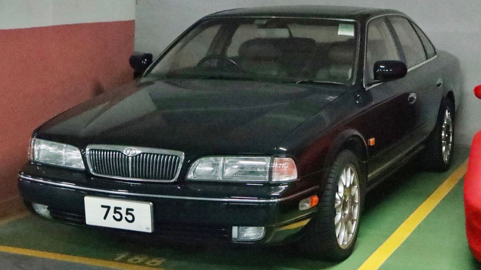 First-generation Infiniti Q45 (G50) sedan, front three-quarter view