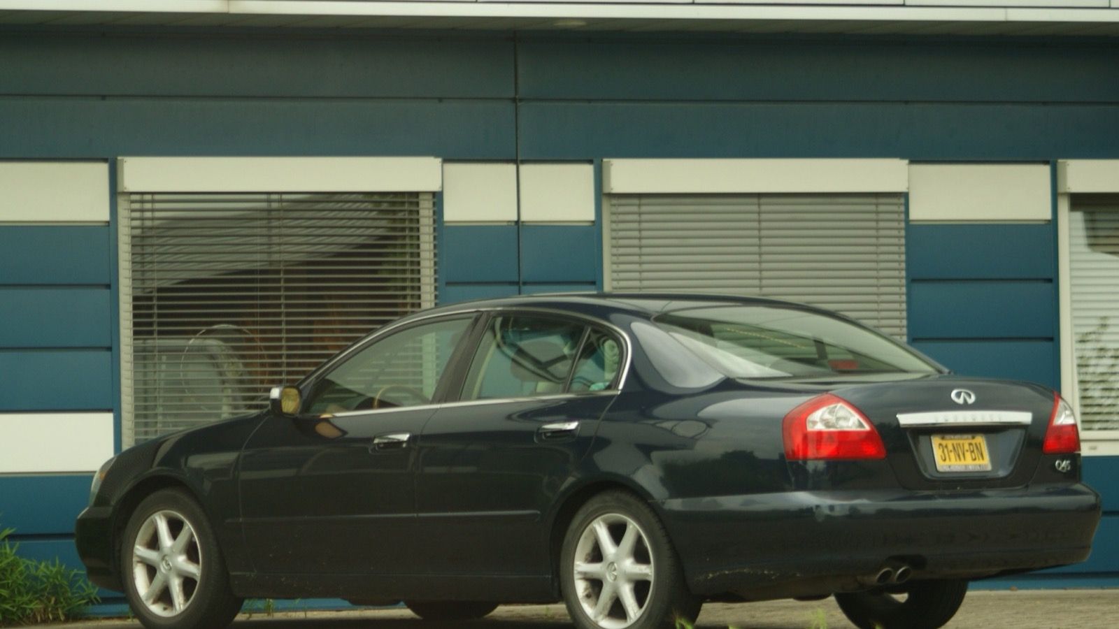 2004 Infiniti Q45 (F50) sedan, front three-quarter view