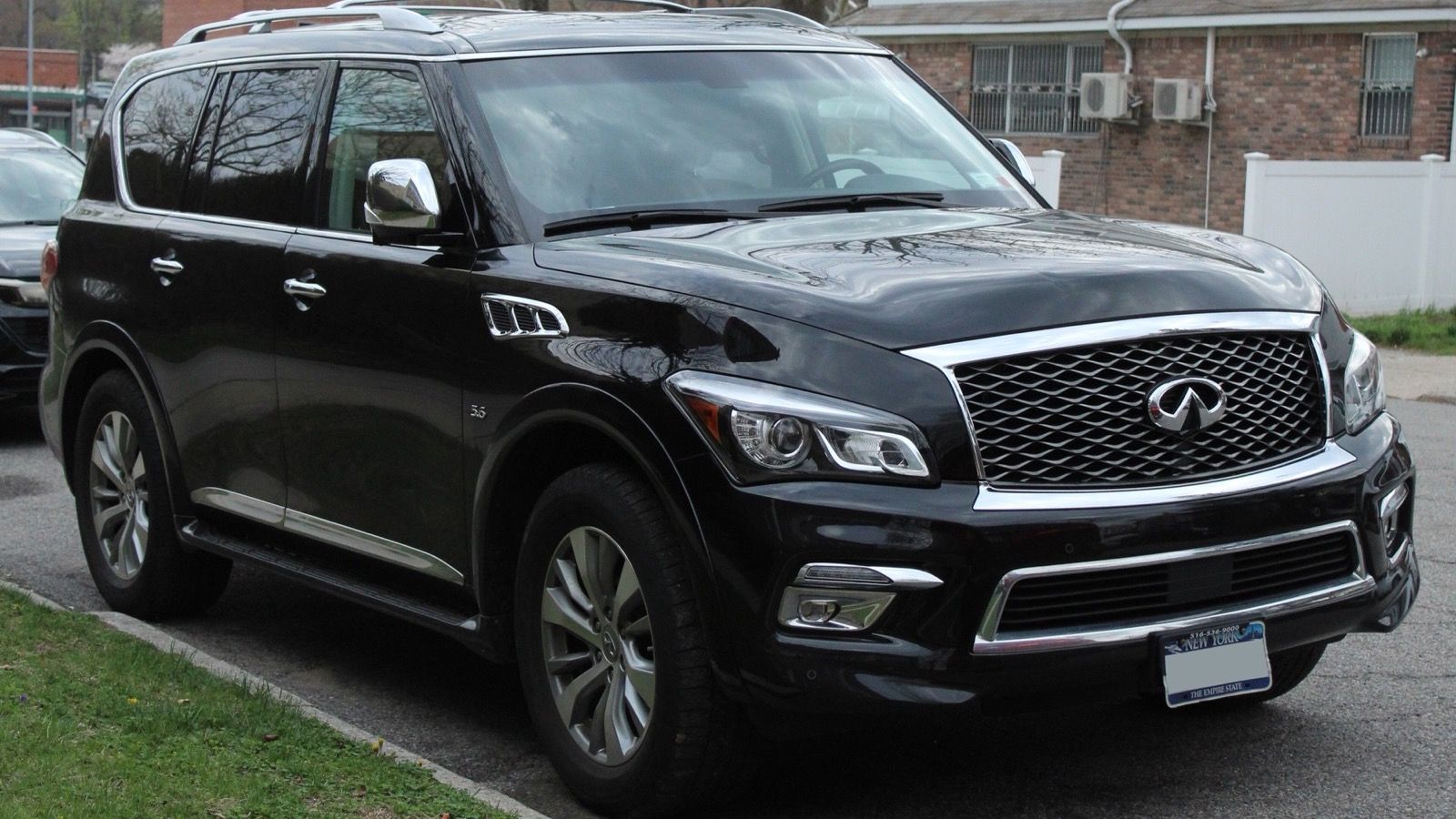 2016 Infiniti QX80 5.6-liter full-size SUV, front view