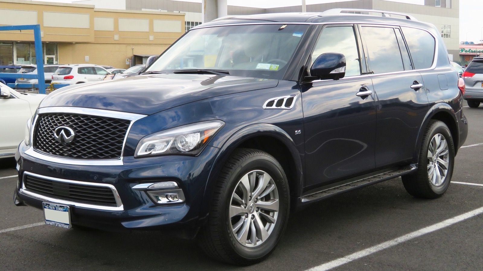 2017 Infiniti QX80 5.6-liter full-size SUV, front view