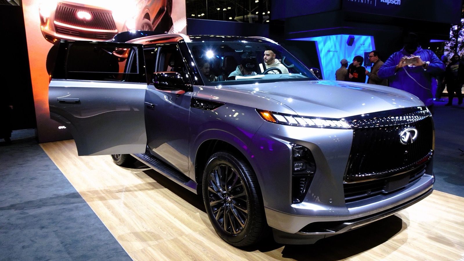 Third-generation Infiniti QX80 full-size SUV, front view