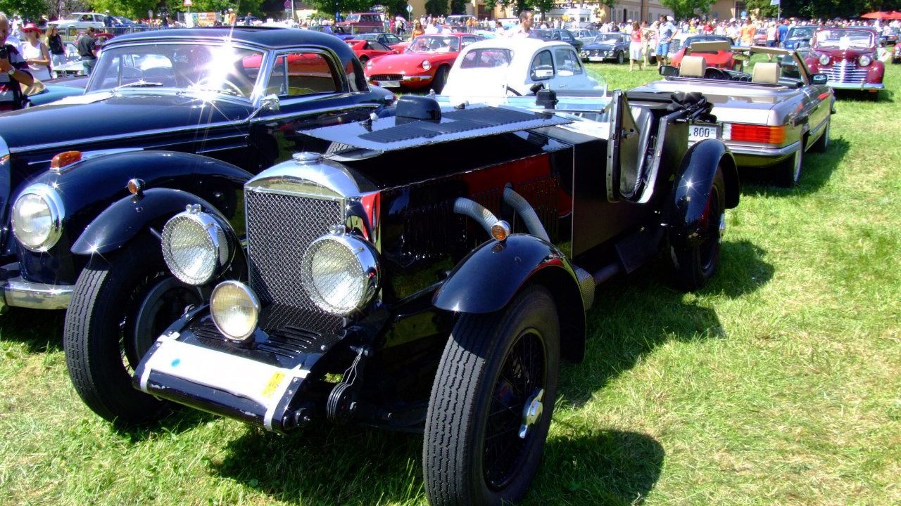 Black 1930 Invicta A-Type 4½-litre open sports tourer, front three-quarter view at a classic car meeting