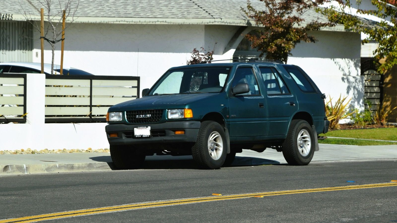 Dark green 1995 Isuzu Rodeo LS five-door SUV, front three-quarter view