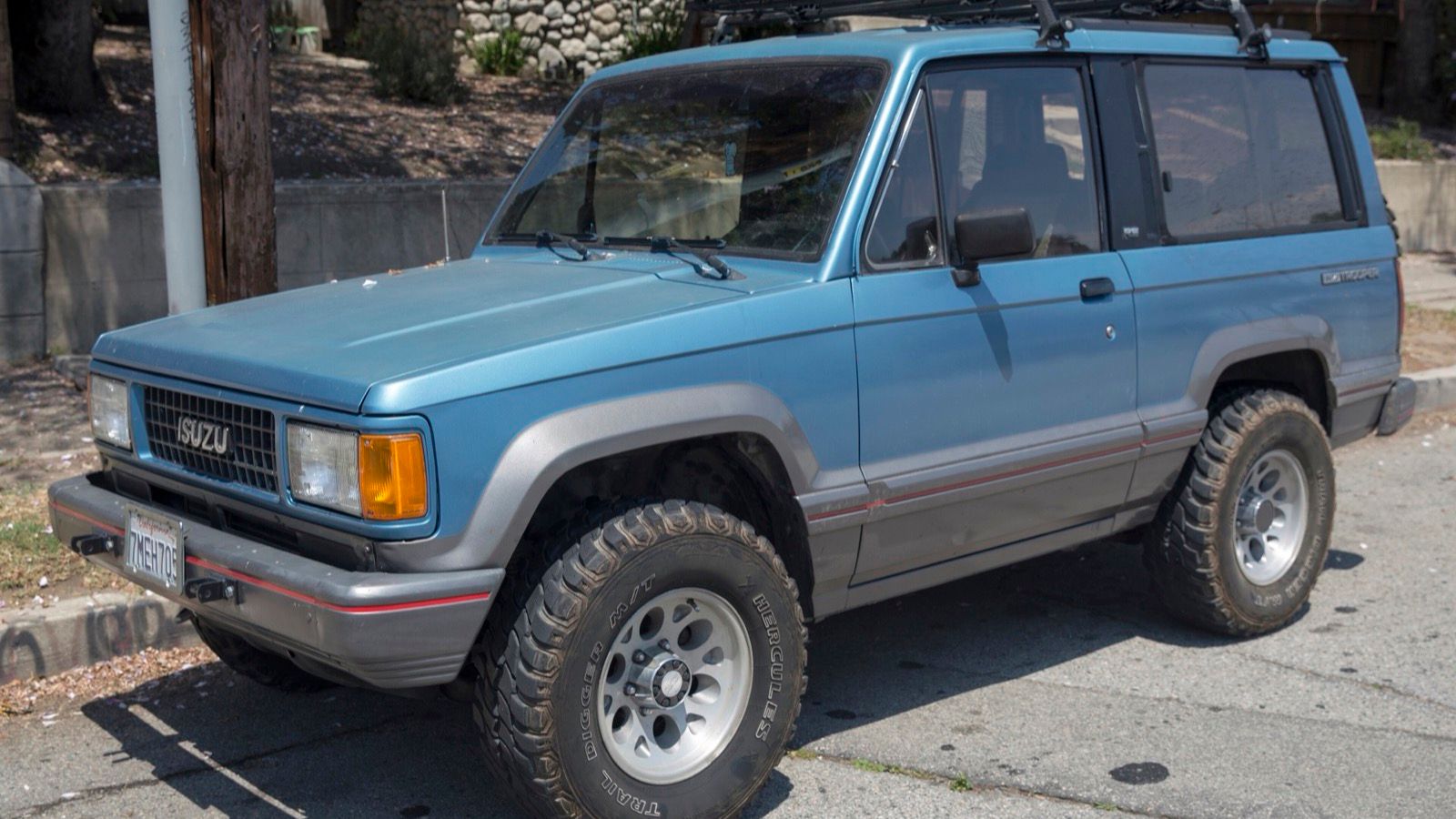 Blue 1989 Isuzu Trooper II RS three-door, front three-quarter view