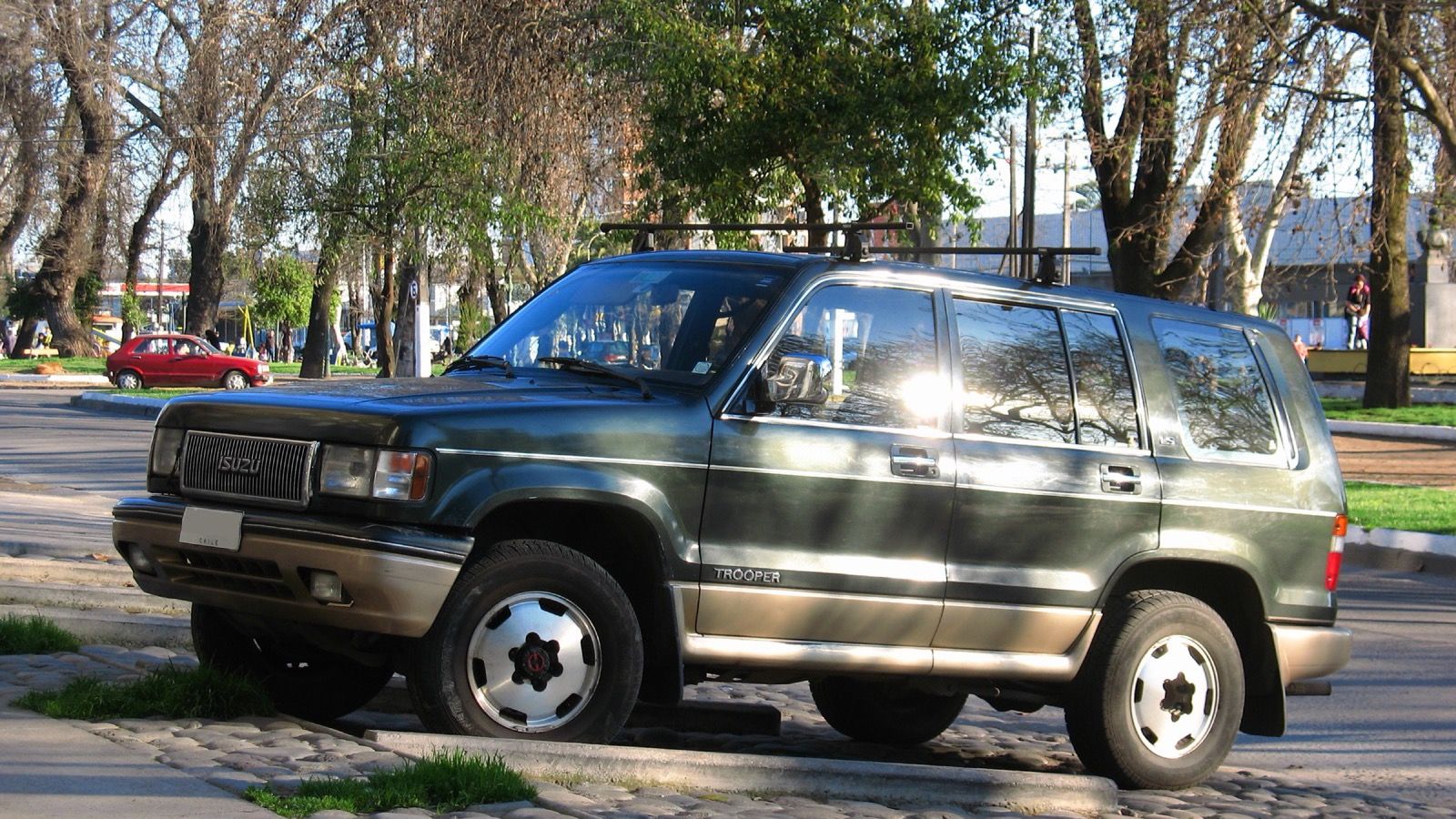 Dark green 1992 Isuzu Trooper 3.2 LS five-door, front three-quarter view
