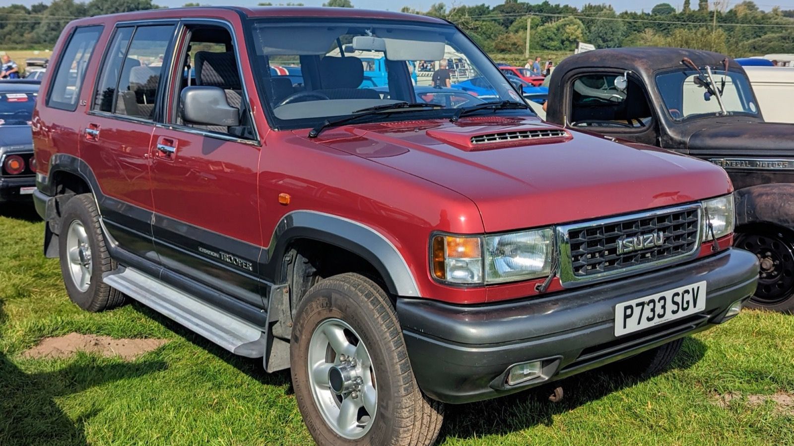 Red 1997 Isuzu Trooper Citation LWB five-door, front three-quarter view
