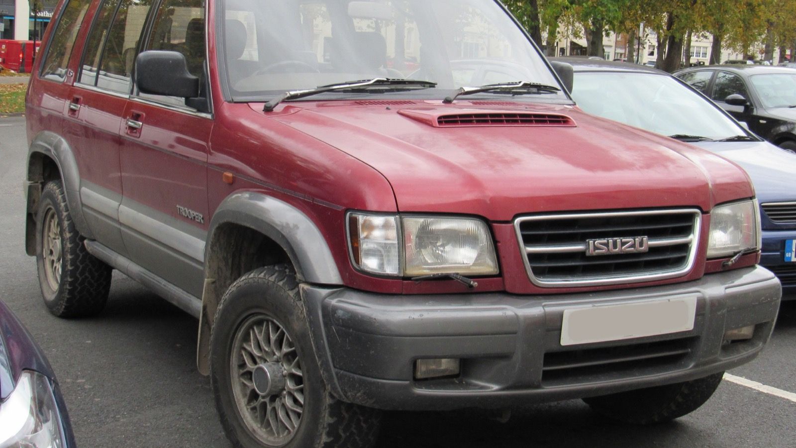 Maroon 1998 Isuzu Trooper DT LWB 3.0 five-door, front three-quarter view