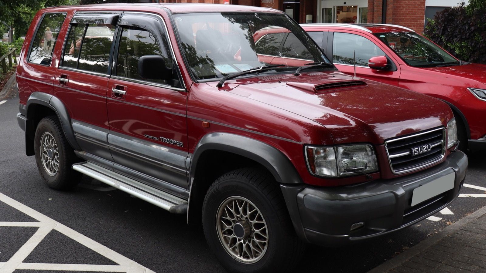 Red 1999 Isuzu Trooper Citation DT LWB 3.0 five-door, front three-quarter view