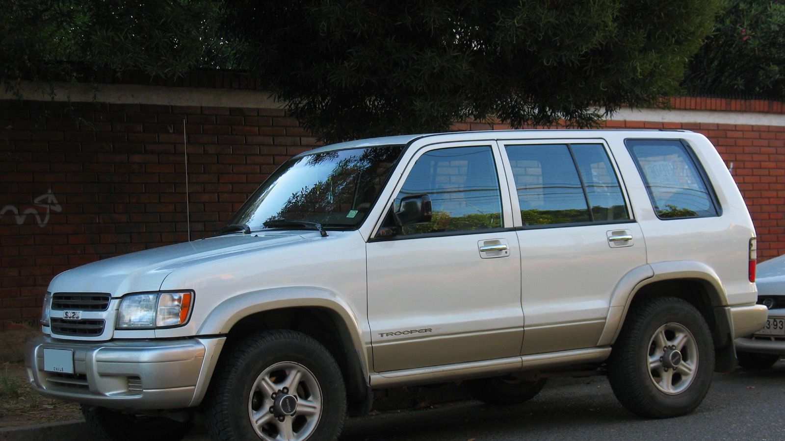 Silver and gold 2000 Isuzu Trooper 3.5 five-door, front three-quarter view