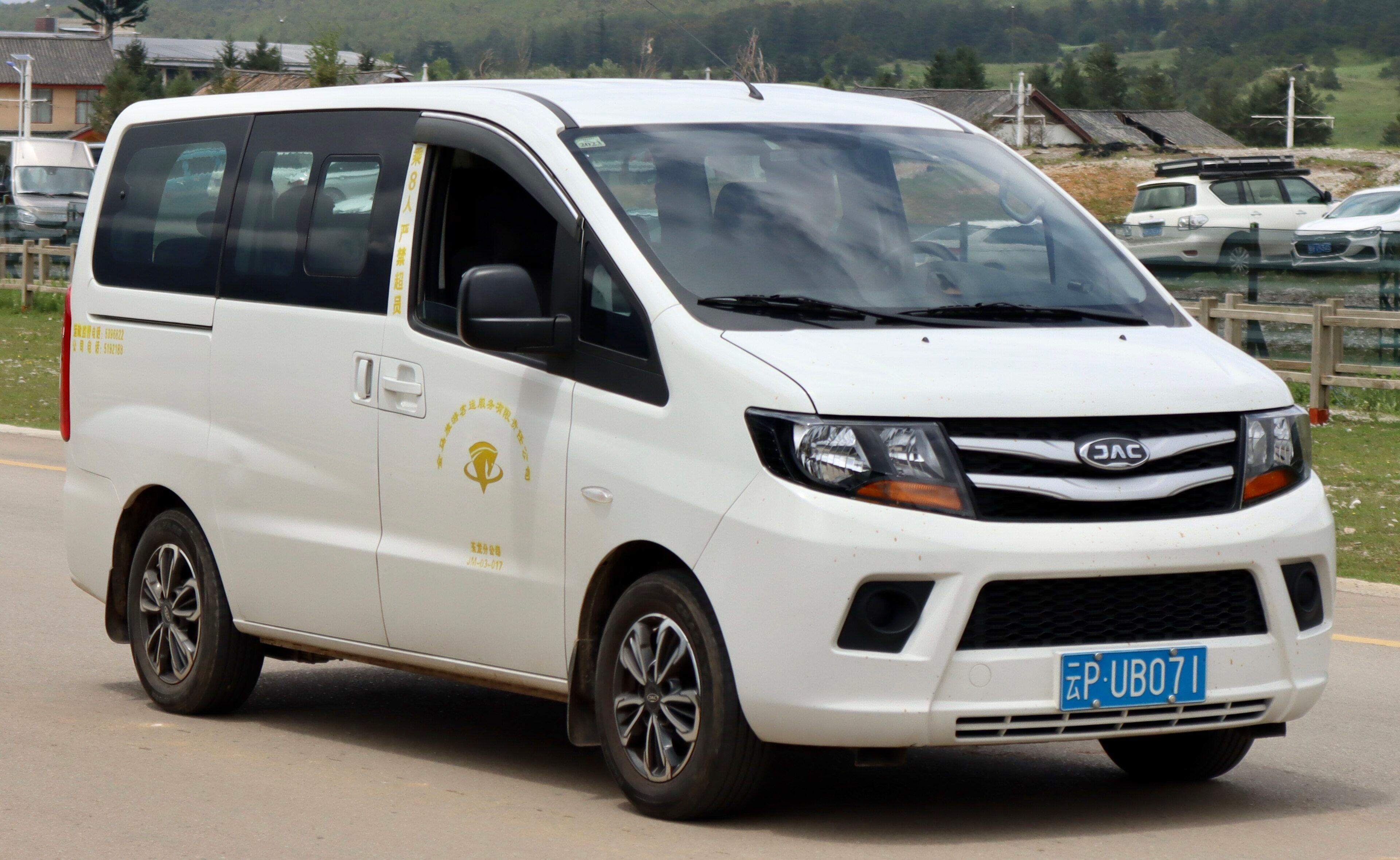 2015 JAC Refine M3 compact MPV, front three-quarter view