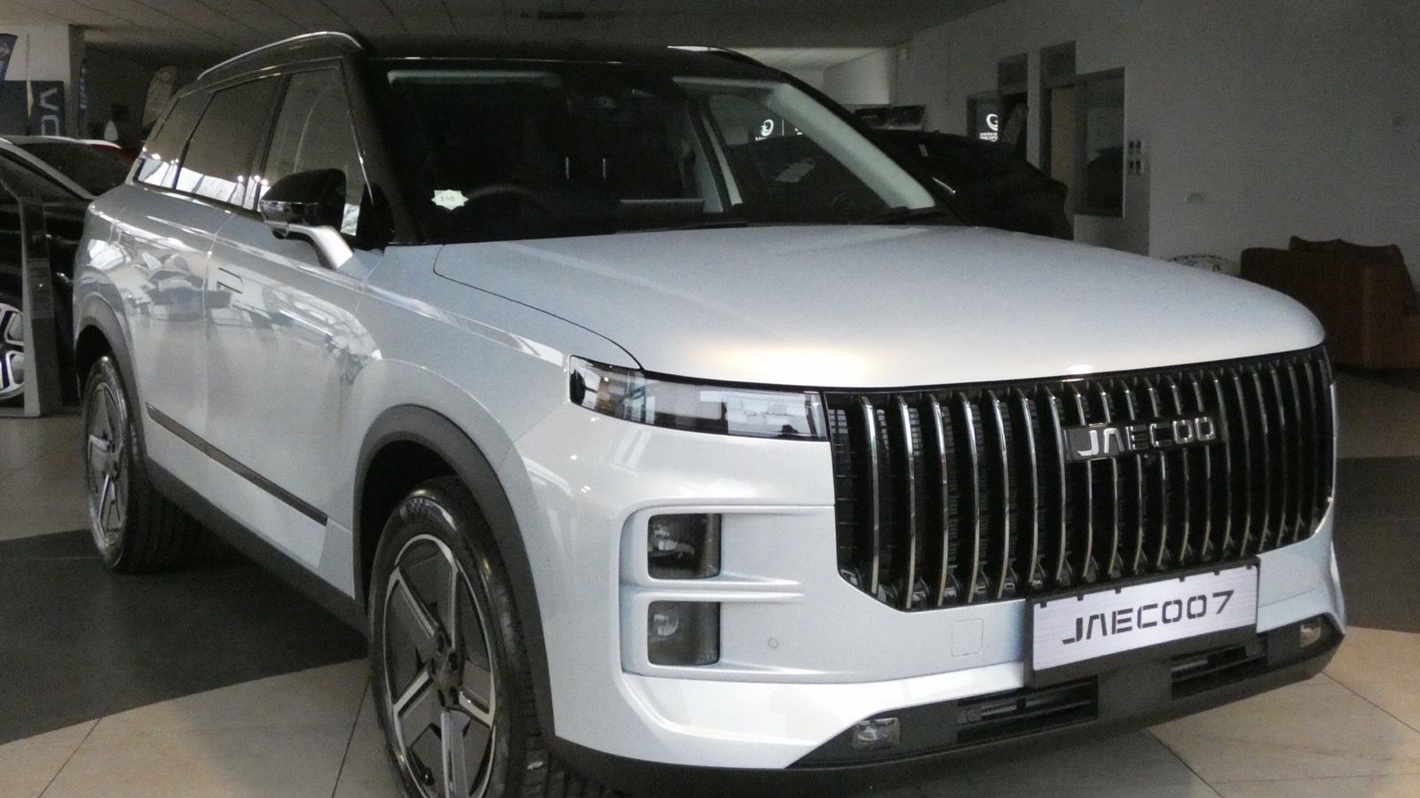 Silver 2025 Jaecoo 7 Luxury 1.6 petrol in a dealer showroom, front three-quarter view