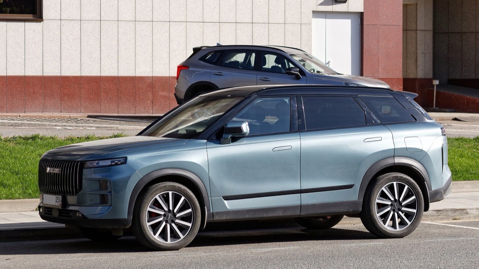 Light blue Jaecoo J7 compact SUV parked kerbside, front three-quarter side profile
