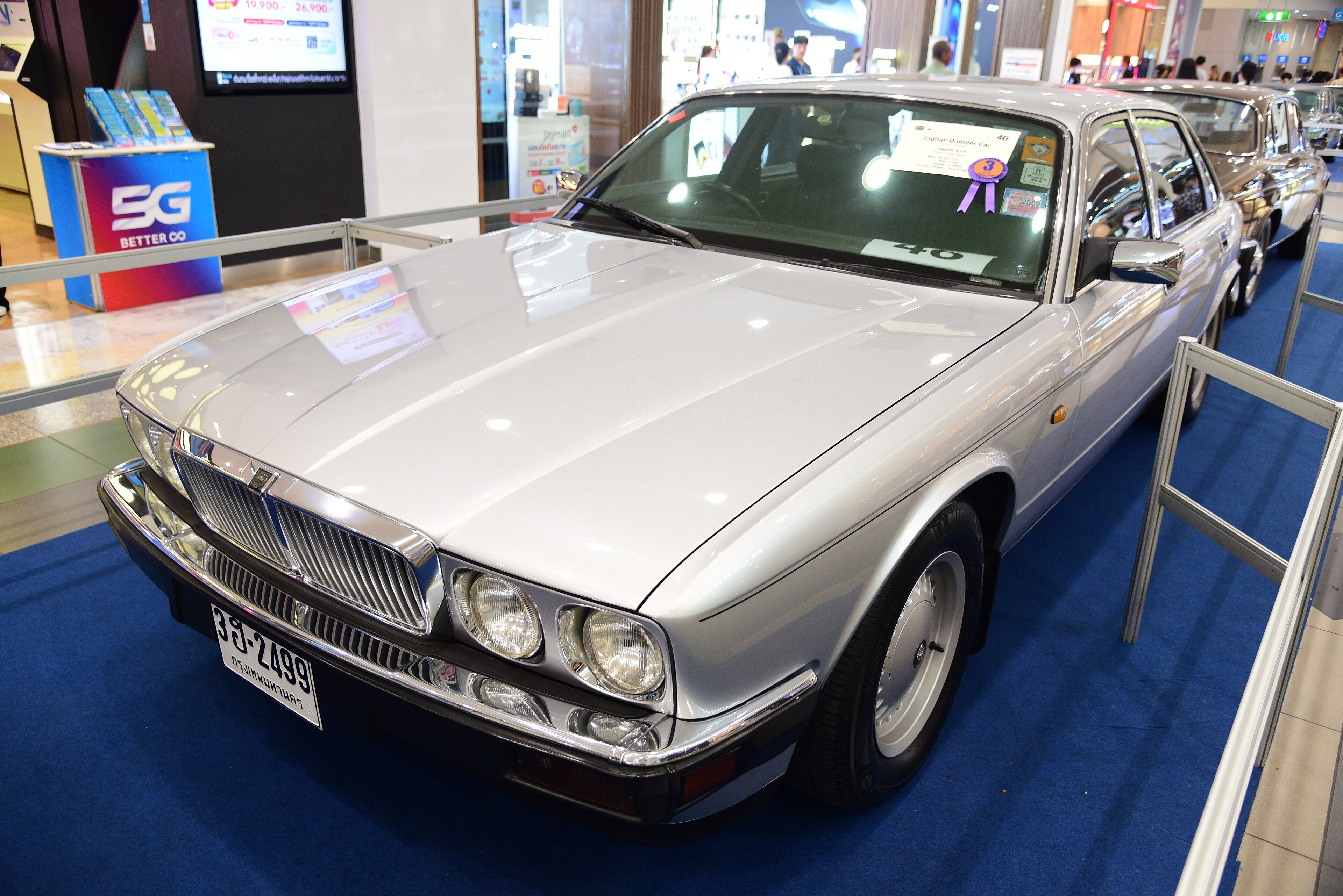 Silver 1992 Jaguar XJ6 XJ40 saloon on indoor display, front three-quarter view