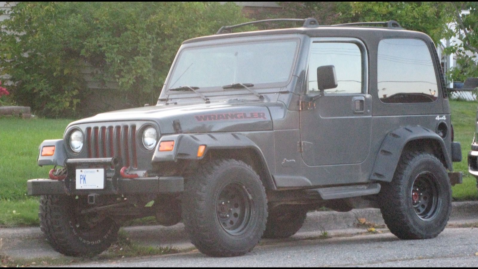 1997 Jeep Wrangler TJ SE, front three-quarter view (round headlamps)