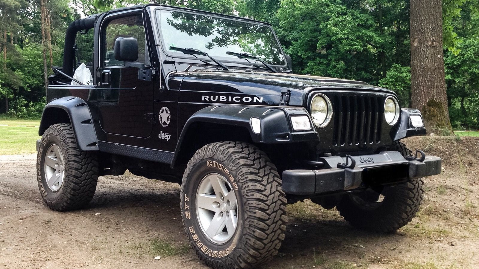 2004 Jeep Wrangler TJ Rubicon, front three-quarter view