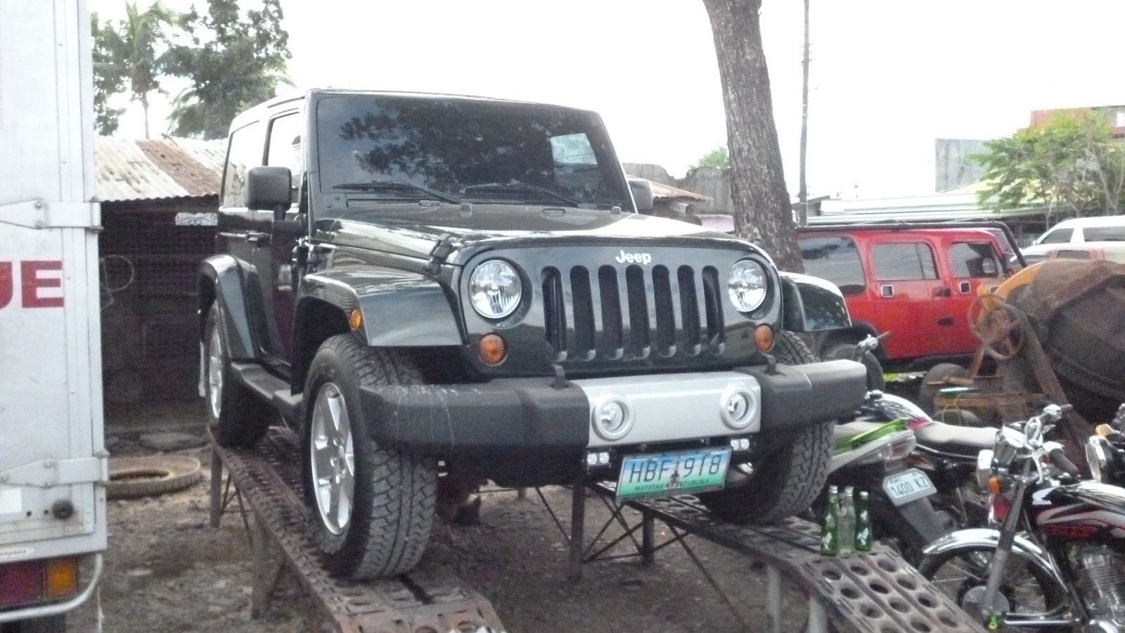 2013 Jeep Wrangler JK Rubicon, front three-quarter view