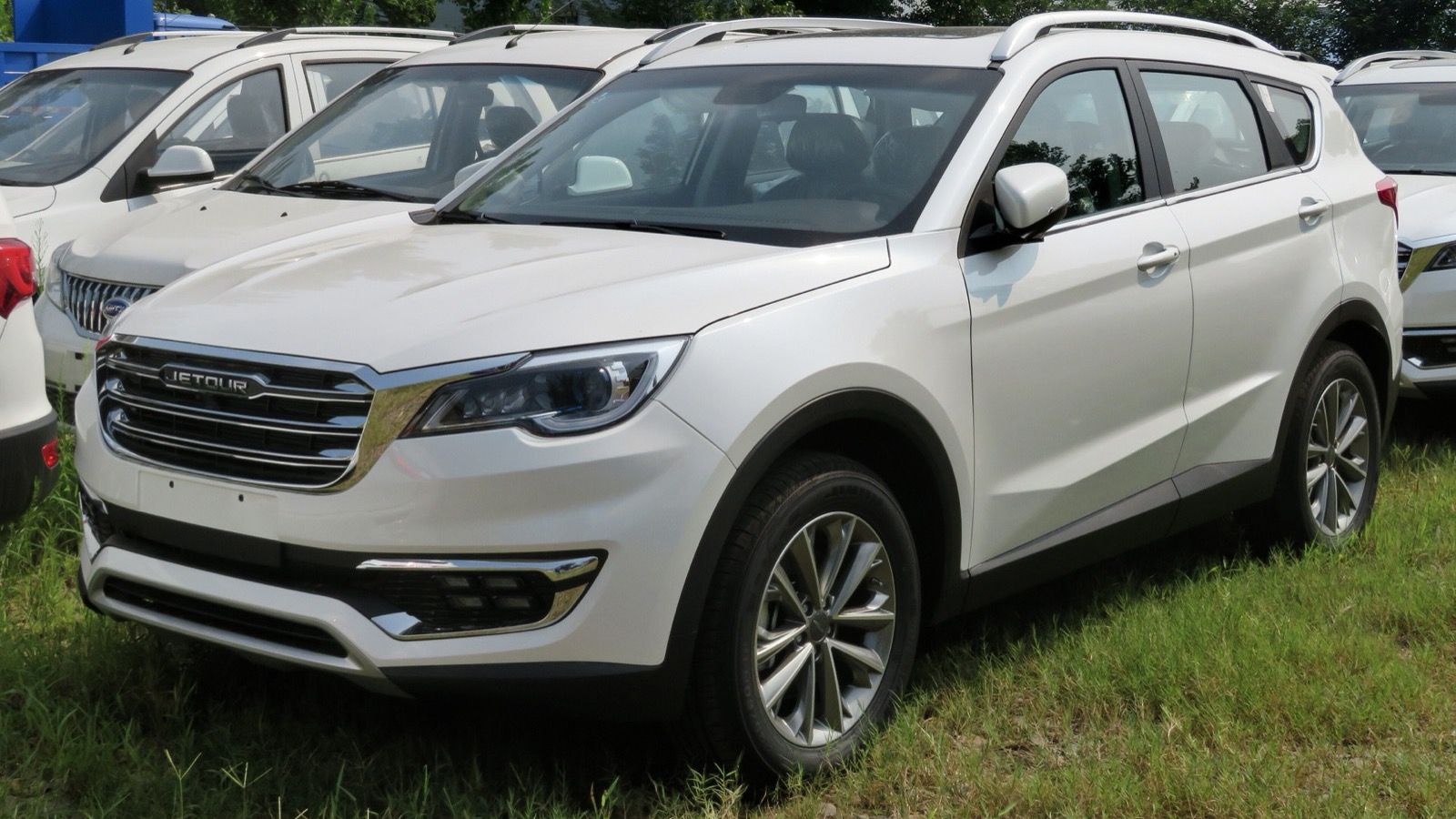 White 2018 Jetour X70 compact SUV, front three-quarter view
