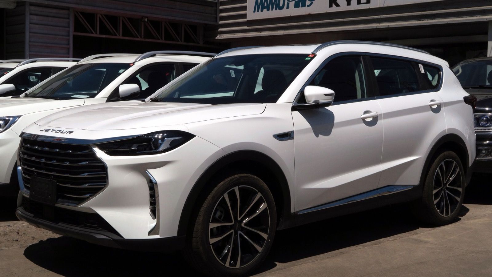 White Jetour X70 Plus 1.5T, front three-quarter view